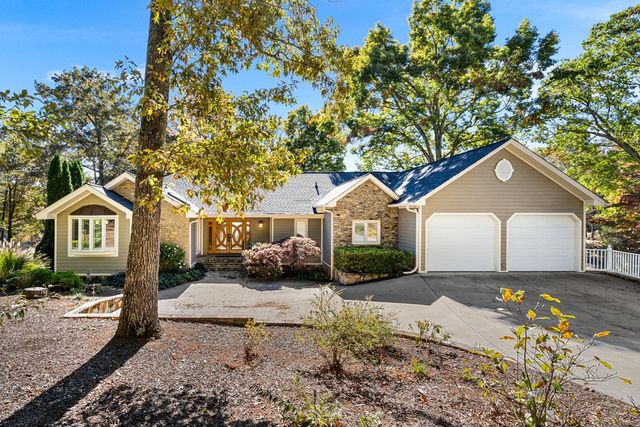 1370 Heathers Cove Circle, Hiawassee, GA 30546