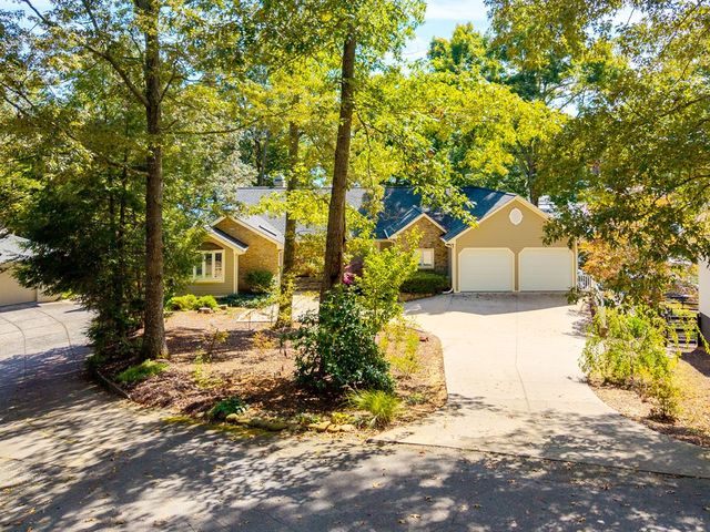1370 Heathers Cove Circle, Hiawassee, GA 30546