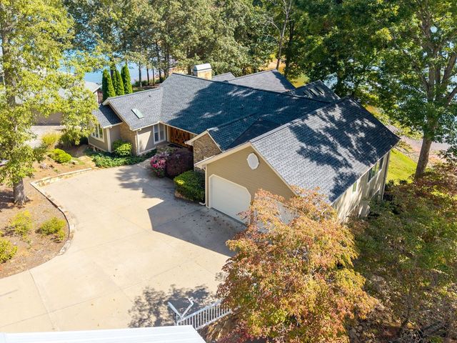 1370 Heathers Cove Circle, Hiawassee, GA 30546