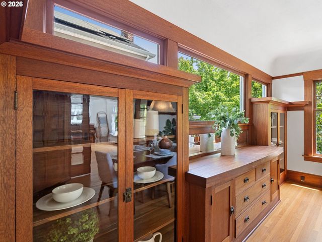 537 Ne ROYAL Ct, Portland, OR 97232