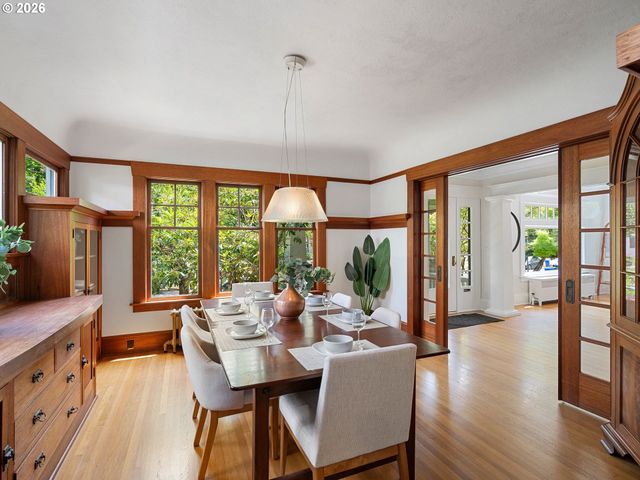 537 Ne ROYAL Ct, Portland, OR 97232