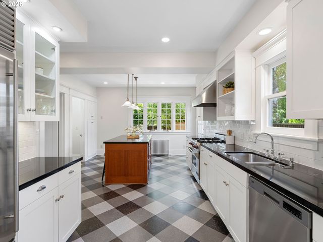 537 Ne ROYAL Ct, Portland, OR 97232