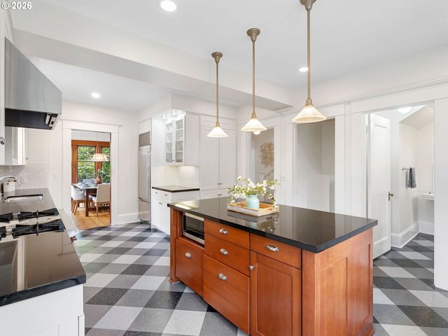 537 Ne ROYAL Ct, Portland, OR 97232