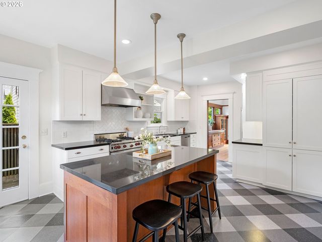 537 Ne ROYAL Ct, Portland, OR 97232