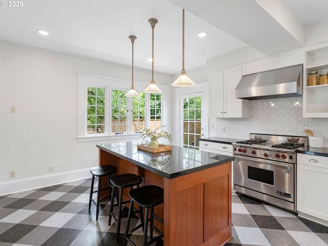537 Ne ROYAL Ct, Portland, OR 97232
