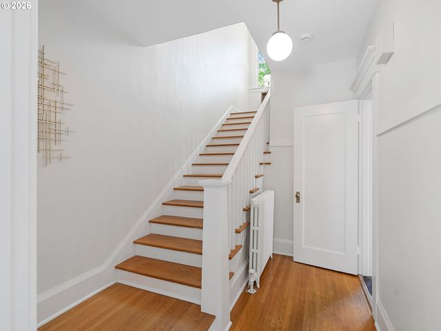 537 Ne ROYAL Ct, Portland, OR 97232