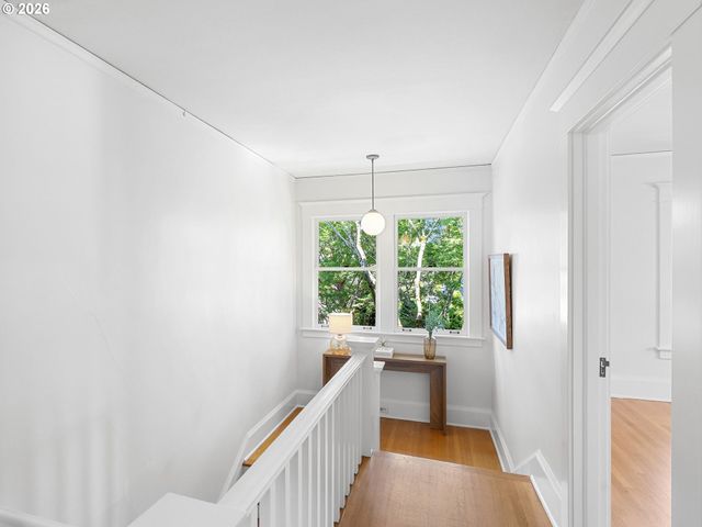 537 Ne ROYAL Ct, Portland, OR 97232
