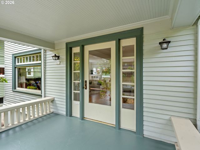 537 Ne ROYAL Ct, Portland, OR 97232