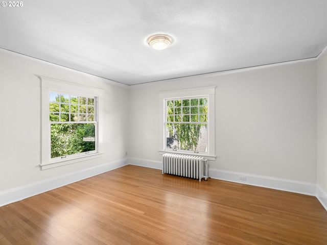 537 Ne ROYAL Ct, Portland, OR 97232