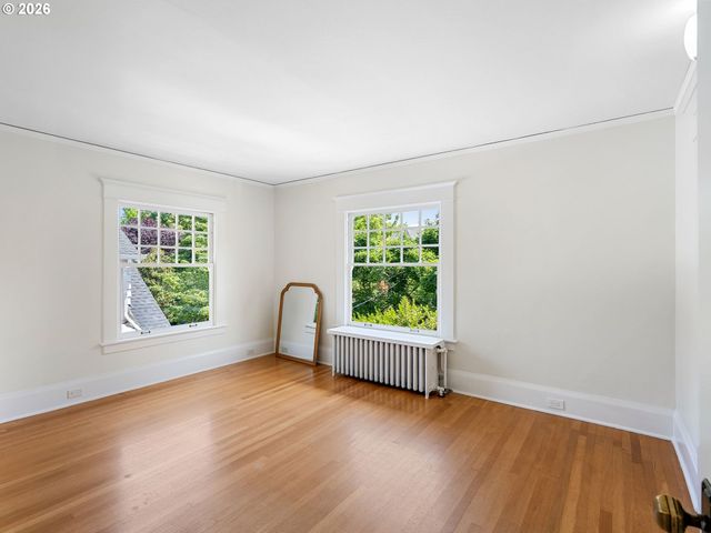 537 Ne ROYAL Ct, Portland, OR 97232