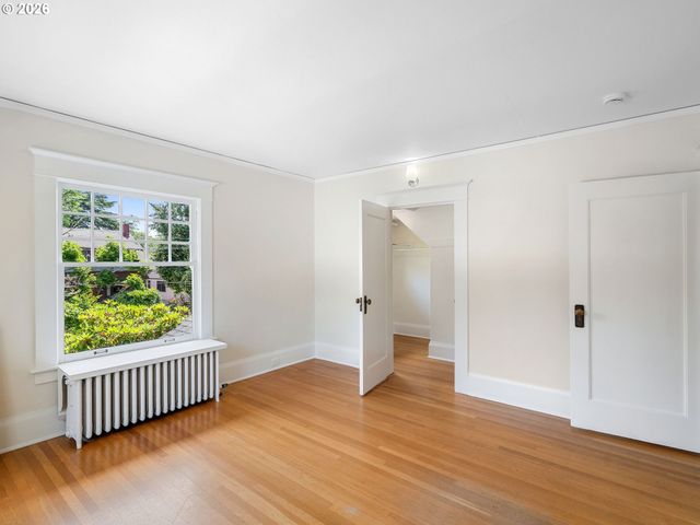 537 Ne ROYAL Ct, Portland, OR 97232