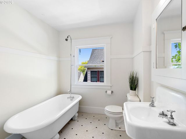 537 Ne ROYAL Ct, Portland, OR 97232