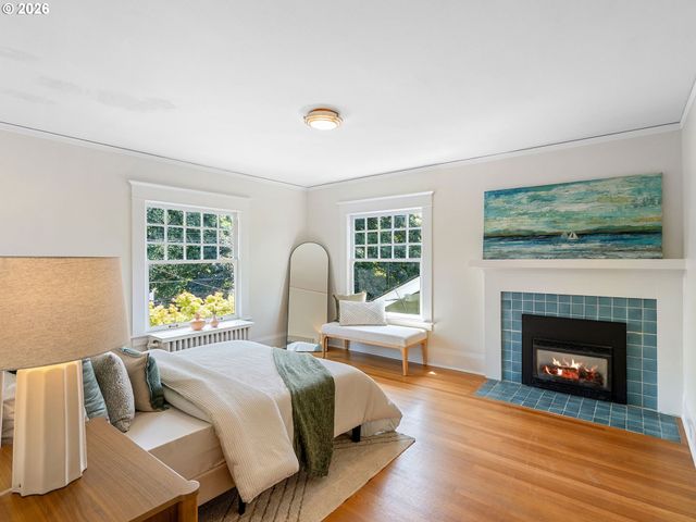 537 Ne ROYAL Ct, Portland, OR 97232