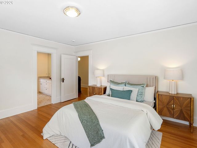 537 Ne ROYAL Ct, Portland, OR 97232