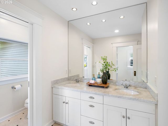 537 Ne ROYAL Ct, Portland, OR 97232