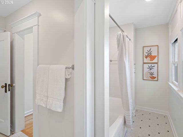 537 Ne ROYAL Ct, Portland, OR 97232