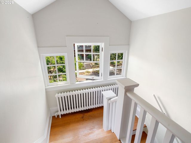 537 Ne ROYAL Ct, Portland, OR 97232