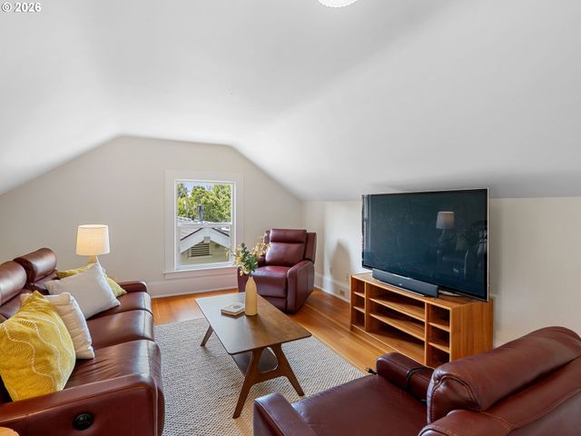 537 Ne ROYAL Ct, Portland, OR 97232