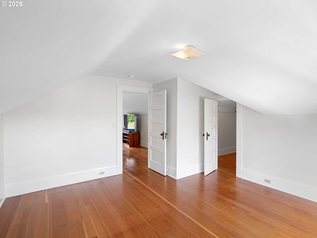 537 Ne ROYAL Ct, Portland, OR 97232