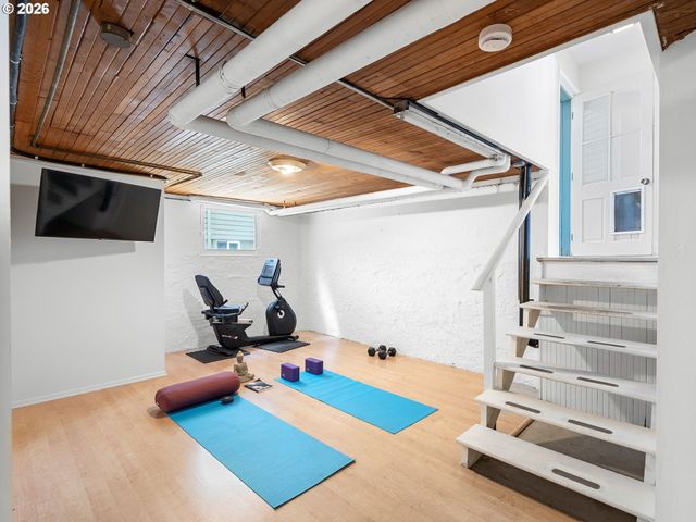 537 Ne ROYAL Ct, Portland, OR 97232