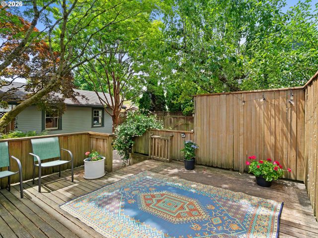 537 Ne ROYAL Ct, Portland, OR 97232