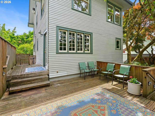 537 Ne ROYAL Ct, Portland, OR 97232