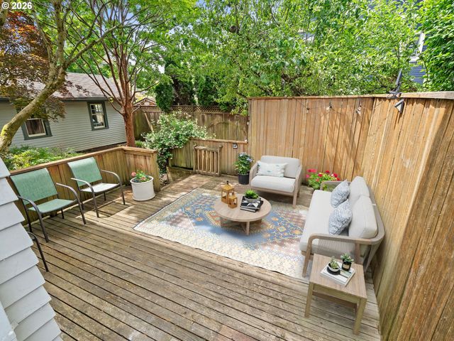 537 Ne ROYAL Ct, Portland, OR 97232