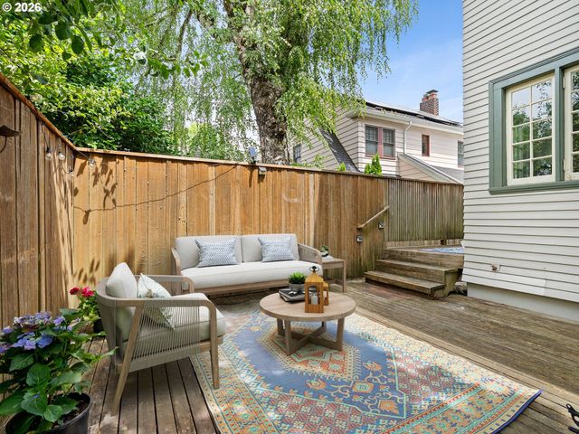 537 Ne ROYAL Ct, Portland, OR 97232