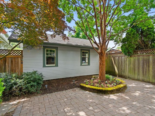 537 Ne ROYAL Ct, Portland, OR 97232