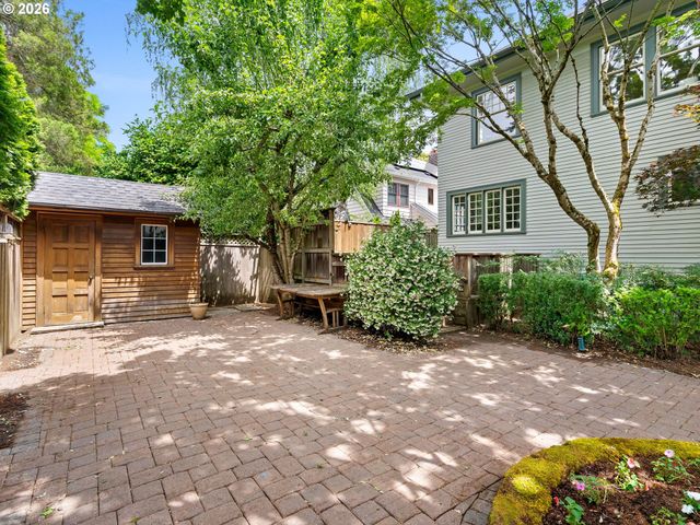 537 Ne ROYAL Ct, Portland, OR 97232