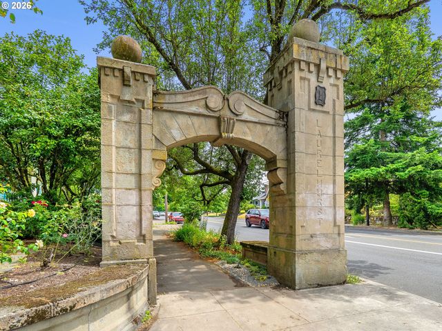 537 Ne ROYAL Ct, Portland, OR 97232