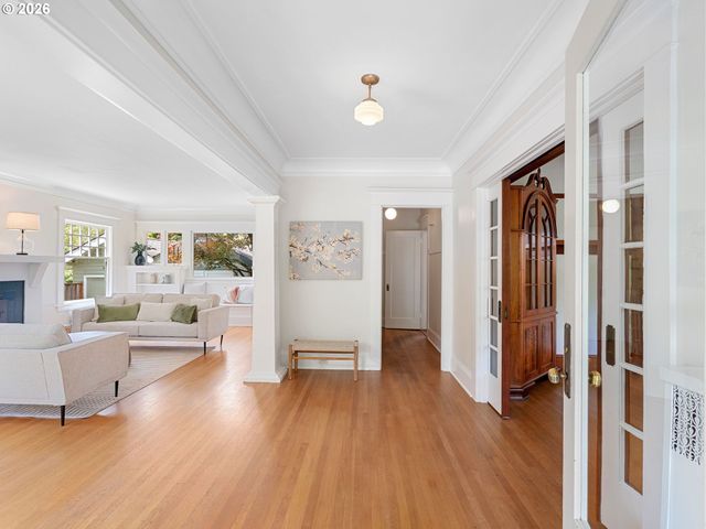 537 Ne ROYAL Ct, Portland, OR 97232