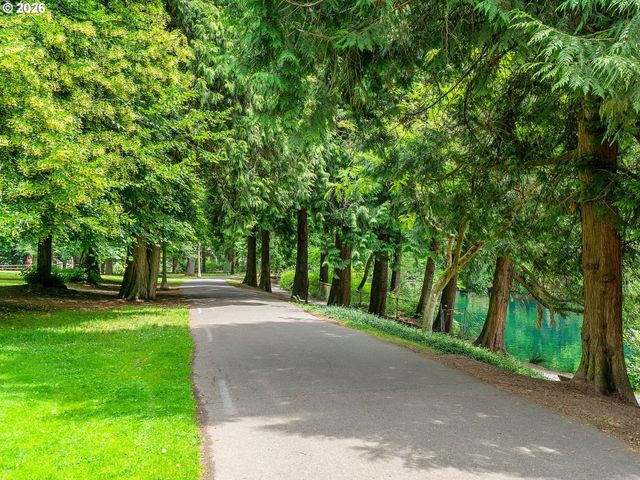 537 Ne ROYAL Ct, Portland, OR 97232