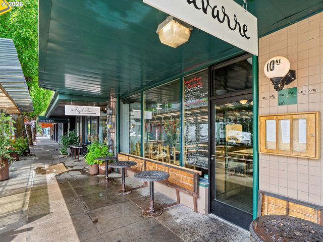 537 Ne ROYAL Ct, Portland, OR 97232