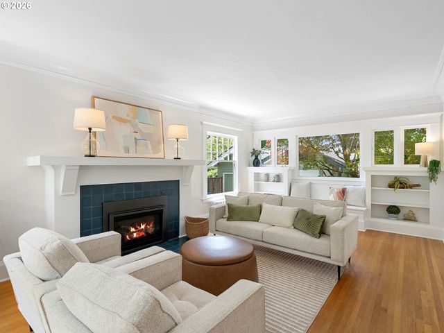 537 Ne ROYAL Ct, Portland, OR 97232