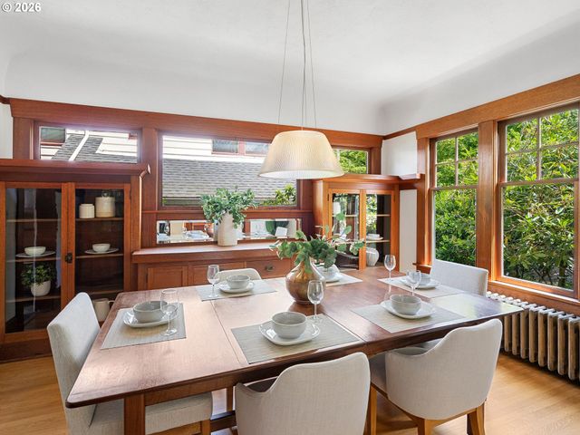 537 Ne ROYAL Ct, Portland, OR 97232