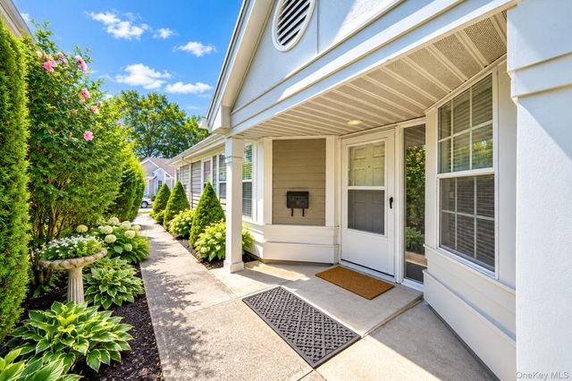 20 Wainscott Court, Ridge, NY 11961