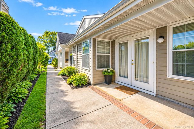 20 Wainscott Court, Ridge, NY 11961