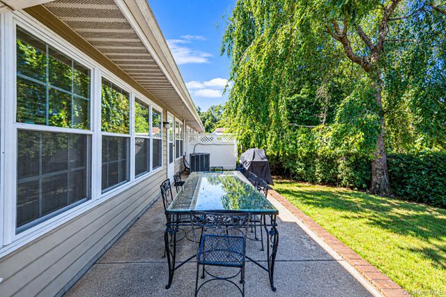 20 Wainscott Court, Ridge, NY 11961