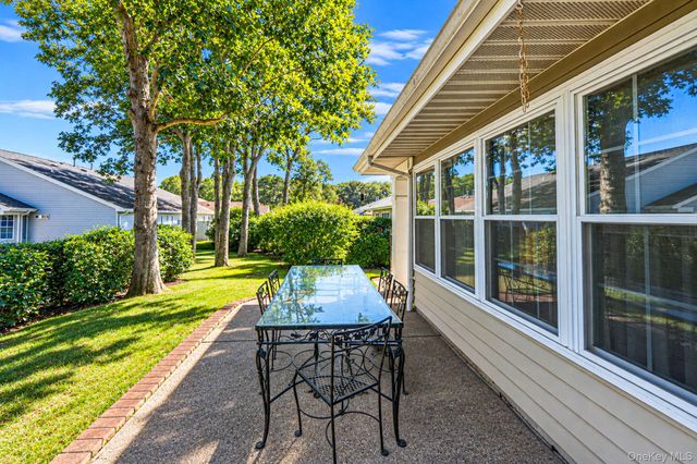 20 Wainscott Court, Ridge, NY 11961