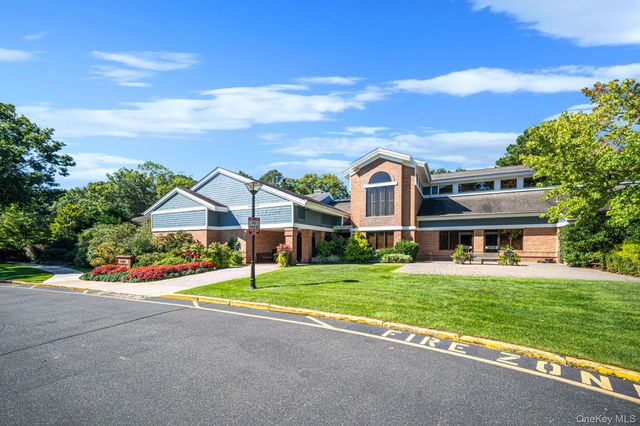 20 Wainscott Court, Ridge, NY 11961