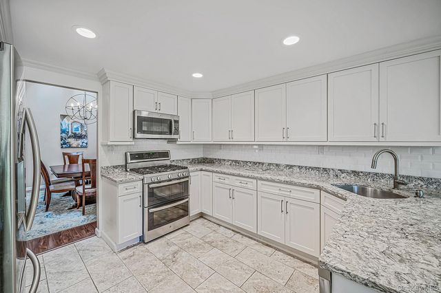 20 Wainscott Court, Ridge, NY 11961