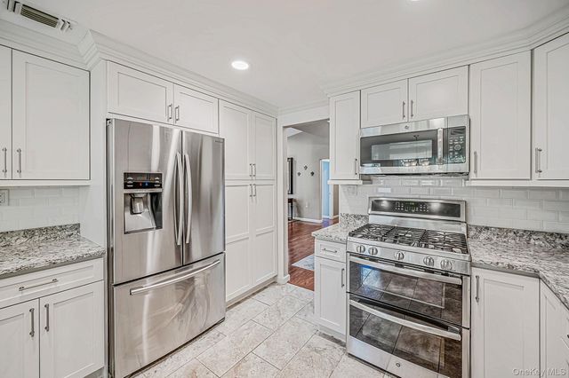 20 Wainscott Court, Ridge, NY 11961