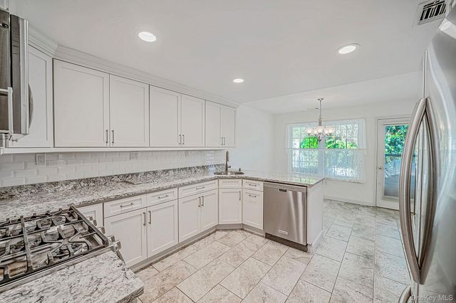 20 Wainscott Court, Ridge, NY 11961