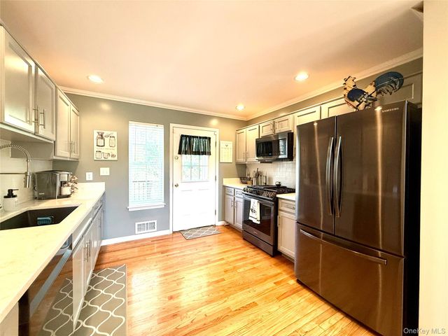 142 Pinebrook Drive, Hyde Park, NY 12538