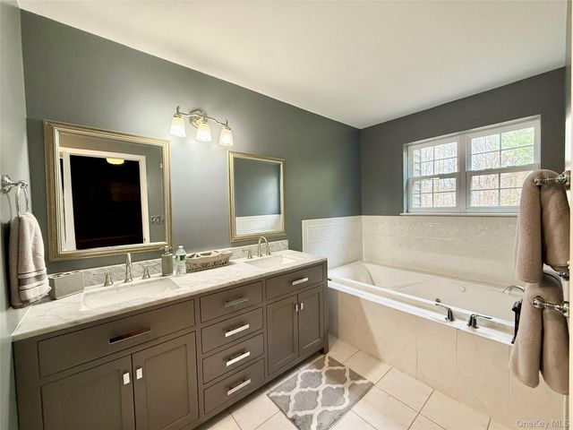 142 Pinebrook Drive, Hyde Park, NY 12538