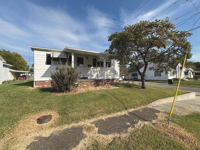 1020 S Ledford Street, Harrisburg, IL 62946