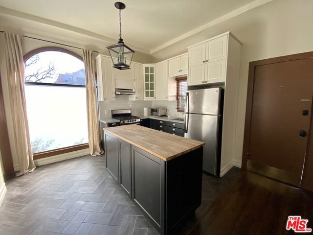 5815 W Olympic Boulevard, Los Angeles, CA 90036
