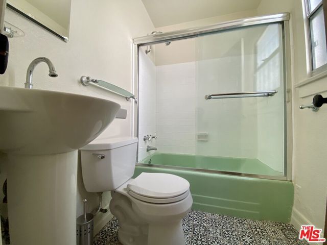 5815 W Olympic Boulevard, Los Angeles, CA 90036