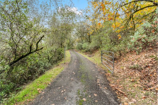 450 Clipper Creek Rd, Auburn, CA 95603
